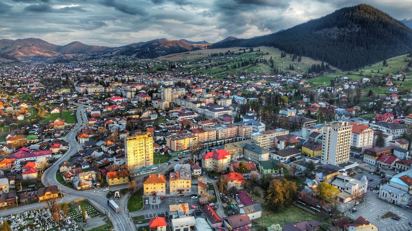 Câmpulung Moldovenesc — fotografie panorama / centru oraș (Suceava, Moldova)