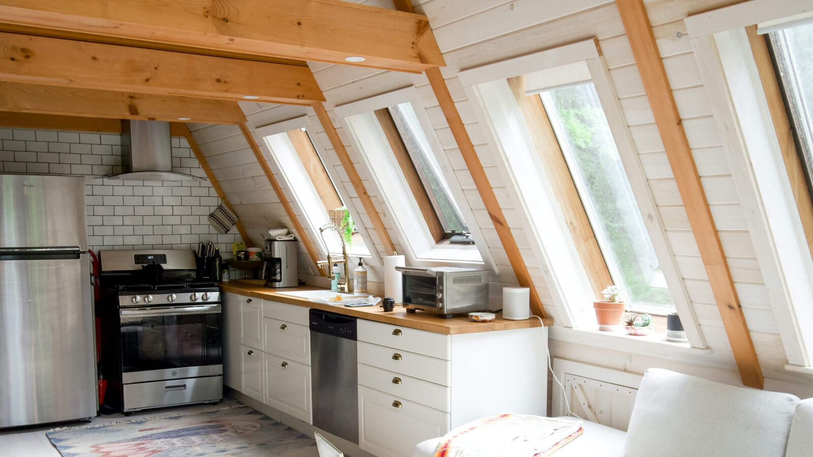 Mansardă amenajată cu izolație și ferestre Velux în Beclean