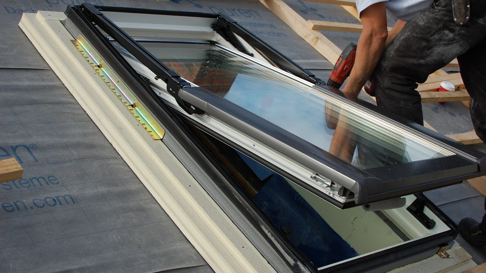 Fereastră Velux Premium montată pe mansardă în Beclean
