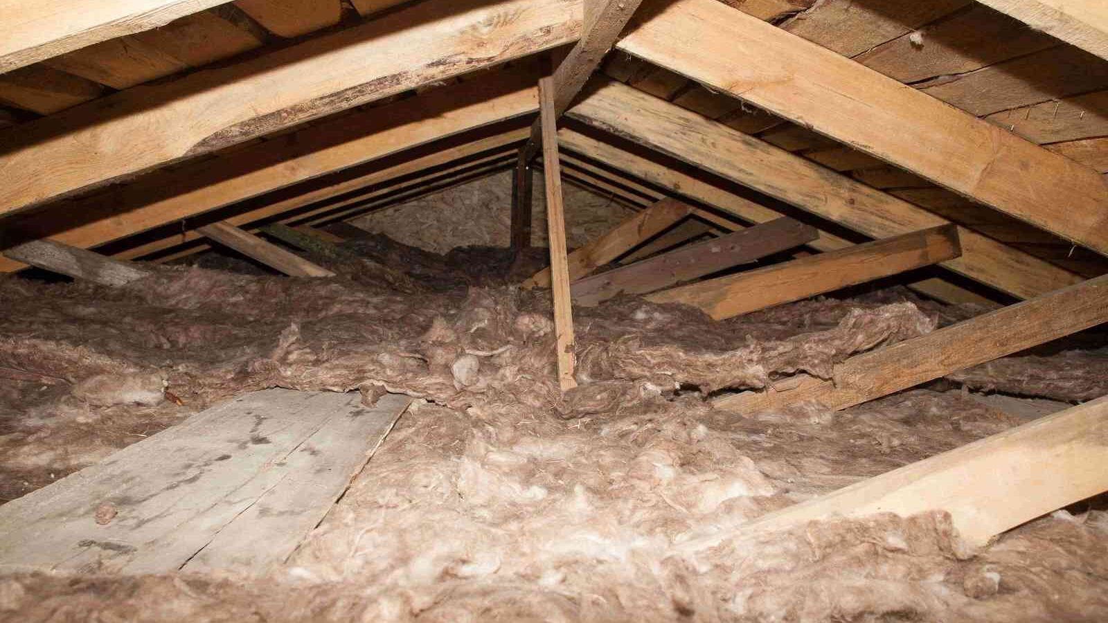Membrană difuzivă montată corect sub țigla metalică, peste izolația de vată minerală